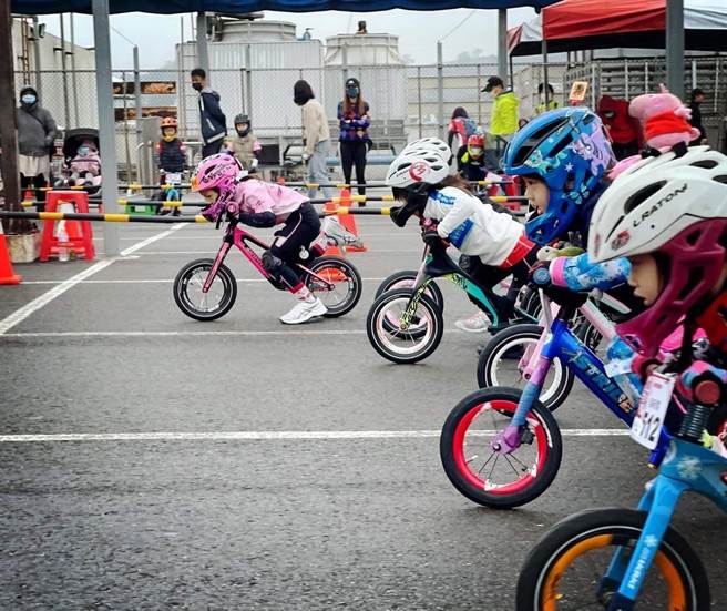 滑步车对儿童手眼协调、方位判定、移动速度调节等，除能提高儿童专注力及手脚协调能力，亦能让孩子藉由这项运动提升成就感。（市议员李中服务处提供）