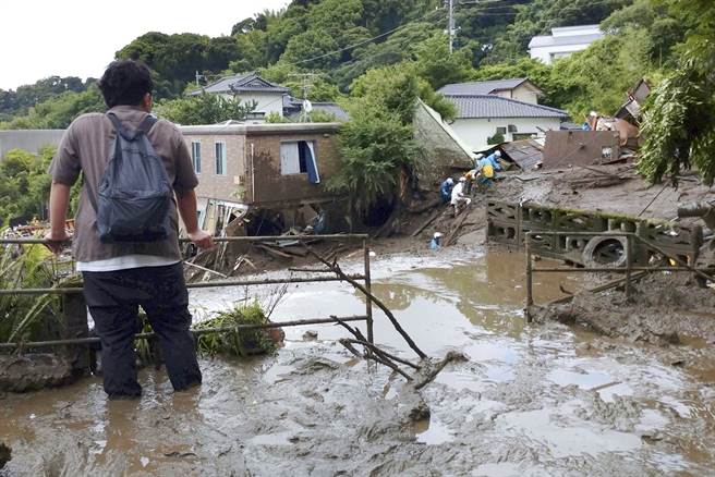 土石流沖走日本靜岡縣熱海市超過130棟房舍。