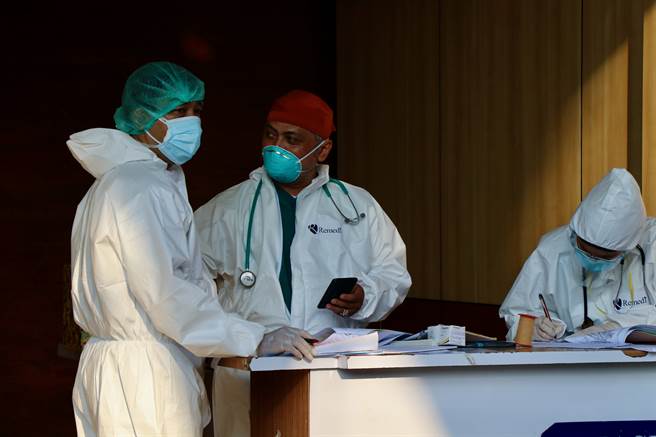 由於高傳染力的Delta變異株肆虐，爪哇島上的醫院幾乎都已負荷過重。(圖/中央社)