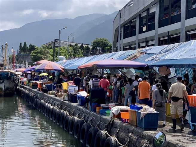 宜兰头城大溪渔港假日爆人潮，让在外地工作，不敢回家的宜兰人看了很气。(翻摄自 宜兰县议员林丽脸书)