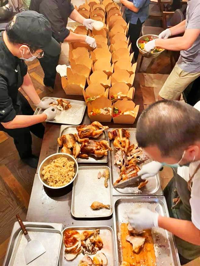 台北城市科大师生为台北地区的医护人员做爱心便当。（台北城市科大提供／林志成台北传真）