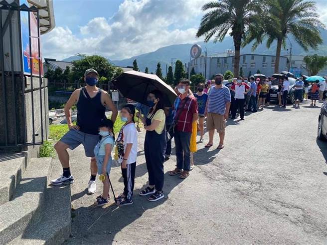 由于大溪渔港人潮太多，宜兰县府进行流量管制，但还是有民眾在入口处排队。（翻摄自 林丽脸书）