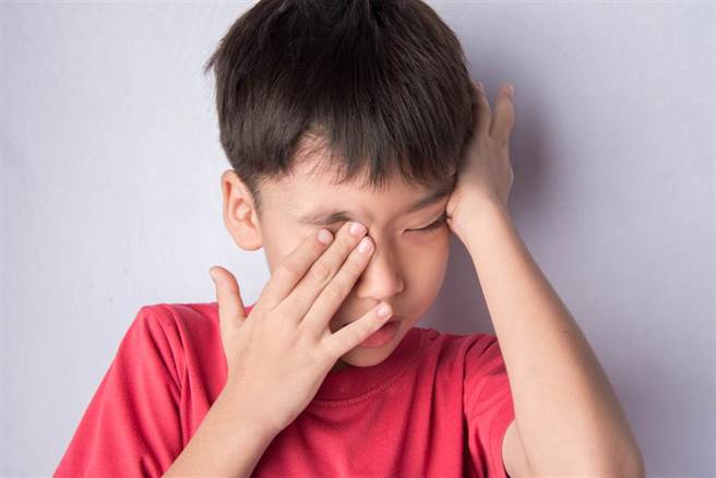 別誤會是沒睡飽！孩子眼皮腫 當心「腎病症候群」。(示意圖/Shutterstock 非新聞當事人)