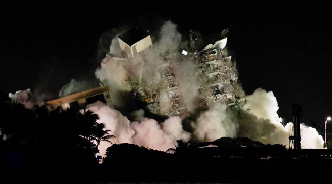 半坍的佛州残存12层大楼7月4日经爆破拆除。（路透）