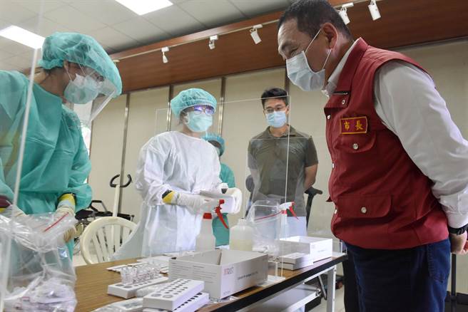 新北市长侯友宜今视察树林机动筛检站状况，他表示，目前板桥重庆市场、树林博爱街市场的筛检全数都是阴性。（新北市政府提供）