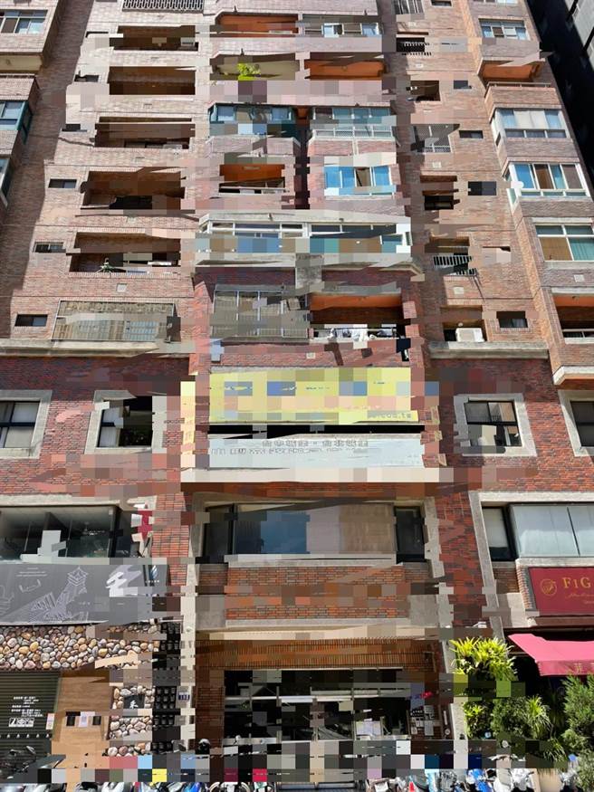 台中市5日凌晨在西屯区一处社区大楼，发生一起妇人坠楼案，警方接获通报到场发现，头身分离倒卧于人行道。（民眾提供／卢金足台中传真）