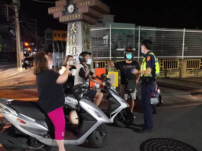 員警透過車行軌跡方式得知，迷途老翁一直在長億小鎮附近繞圈圈，經動員線上巡邏警力搜尋，最後順利找到他。（太平警分局提供／馮惠宜台中傳真）