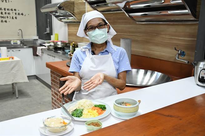 吉安乡公所推出「厨艺寻客味」系列教学影片，由乡内料理职人邱春连运用在地农产品，烧出一道道既不失传统又富含创意的客家料理。（吉安乡公所提供／罗亦晽花莲传真）