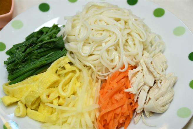 知名客家料理老师邱春连利用吉安乡当季盛产蔬菜如龙鬚菜等，制作成麵条，在进而做成凉麵，推出夏季清爽「无油烟料理」。（吉安乡公所提供／罗亦晽花莲传真）