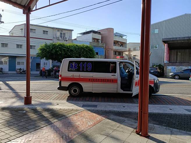 屏東警方查緝通緝犯，發現對方感冒流鼻水，立刻請衛生局人員用防疫專車在網隔離所。(戴志揚翻攝)