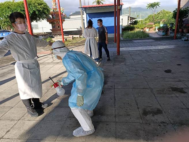 專案小組員警逮捕陳嫌後也由衛生局人員在現場幫同仁做全身消毒，確保雙方安全。(戴志揚翻攝)