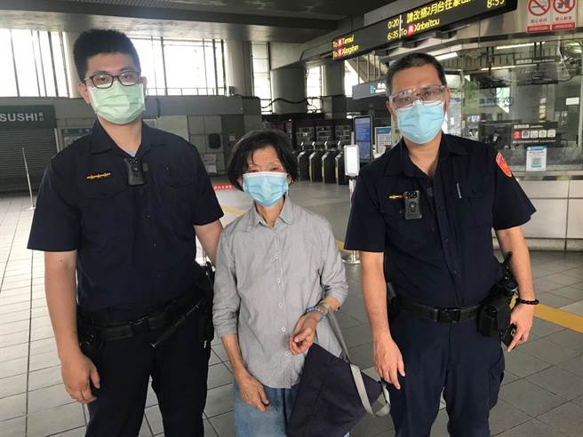 北投警方上月29日在北投捷運站協助查證身分讓民眾完成實聯制順利返家。（圖：警方提供）