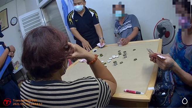 李姓妇人笔录做一半突八王爷上身起乩，待神明退驾后，她向警方表示，今（5）日稍早八王爷就一再警告她不可出门，但她不听劝，还外出聚赌，才会遭天罚。（图／苓雅分局提供）