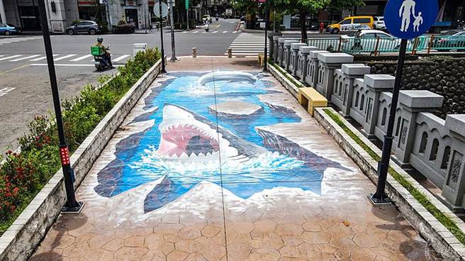 3D彩绘以大口鲨鱼衝出水面，画面刺激紧张 (图片：台中市政府提供 )