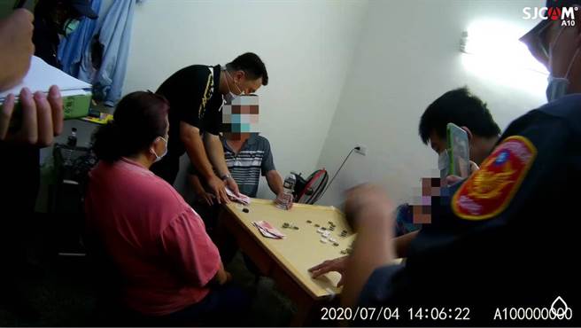 李姓妇人笔录做一半突八王爷上身起乩，待神明退驾后，她向警方表示，今（5）日稍早八王爷就一再警告她不可出门，但她不听劝，还外出聚赌，才会遭天罚。（图／苓雅分局提供）