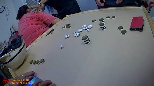 李姓妇人笔录做一半突八王爷上身起乩，待神明退驾后，她向警方表示，今（5）日稍早八王爷就一再警告她不可出门，但她不听劝，还外出聚赌，才会遭天罚。（图／苓雅分局提供）