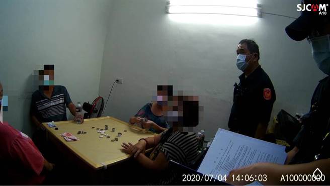 李姓妇人笔录做一半突八王爷上身起乩，待神明退驾后，她向警方表示，今（5）日稍早八王爷就一再警告她不可出门，但她不听劝，还外出聚赌，才会遭天罚。（图／苓雅分局提供）