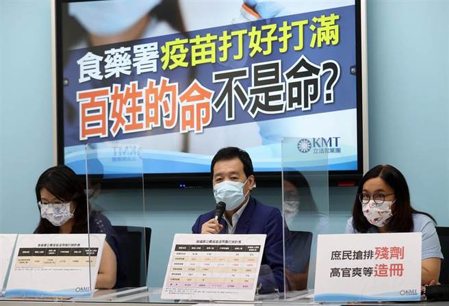 國民黨立院黨團首席副書記長陳玉珍（右起）、總召費鴻泰、書記長鄭麗文及立委林奕華5日召開「食藥署疫苗打好打滿 百姓的命不是命？」記者會，指出疾管署疫苗施打率105％，食藥署施打率更高達169％，遠超過其員額編制人數，要求衛福部、食藥署說清楚講明白。（劉宗龍攝）