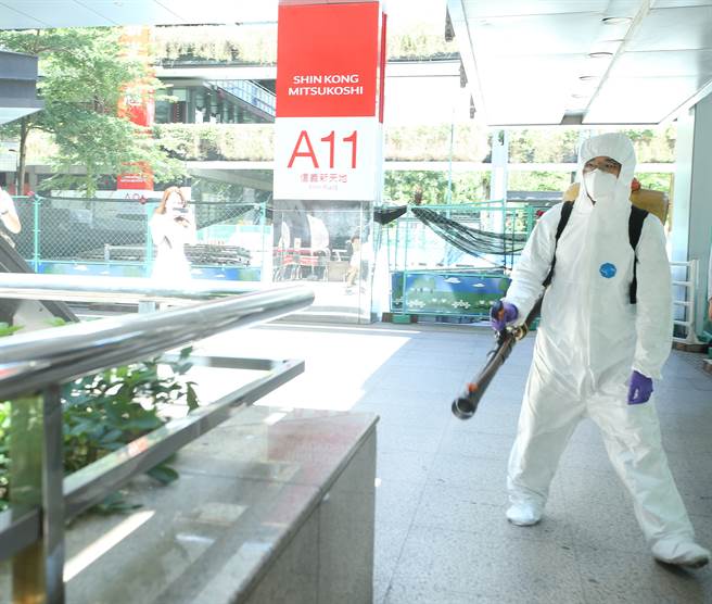 台北市信義區新光三越A11館發出緊急公告，因專櫃人員確診，5日暫停營業進行消毒。（陳怡誠攝）