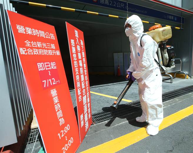 百貨公司配合三級警戒，縮短營業時間。（陳怡誠攝）