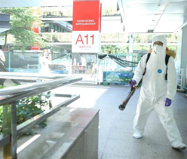 台北市信义新光三越A11传出有专柜人员确诊，A11店店长昨（4日）并发出内部公告，今（5日）全馆大消毒。（陈怡诚摄）