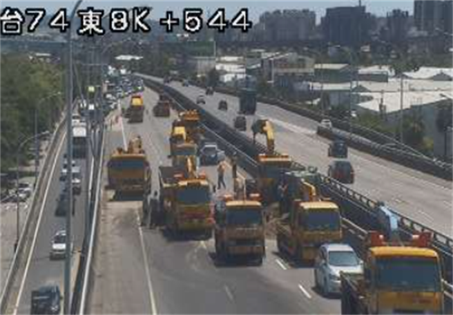 台中台74线砂石车翻覆，土石盖满路面车流塞爆。(翻摄公路总局即时路况)