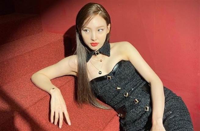 子瑜队友娜琏公开新美照，上露北半球，下开岔显走光。(翻摄自TWICE官方IG)