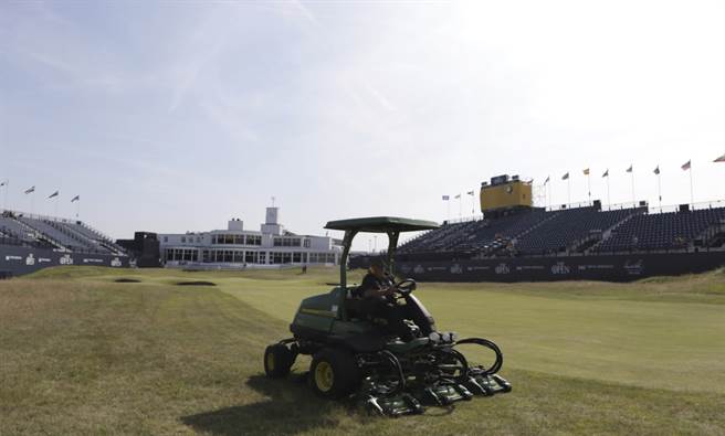 一位工作人員正在修剪高球場草皮。（美聯社資料照）