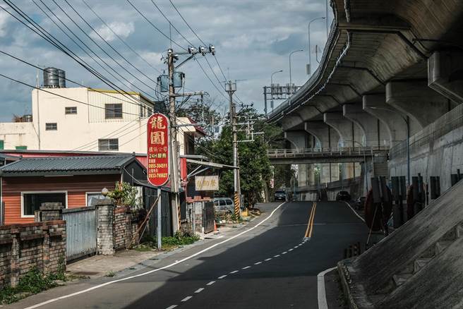 竹东火化场前发生确诊者大体被丢包，县府查证与沿河街曾被开罚的6家殡葬业者无关，是医院委外的殡葬业者扯谎。（罗浚滨摄）