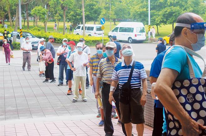 桃園疫苗接種站周日出現排隊人龍，甚至有人等待超過1小時。（蕭靈璽攝）
