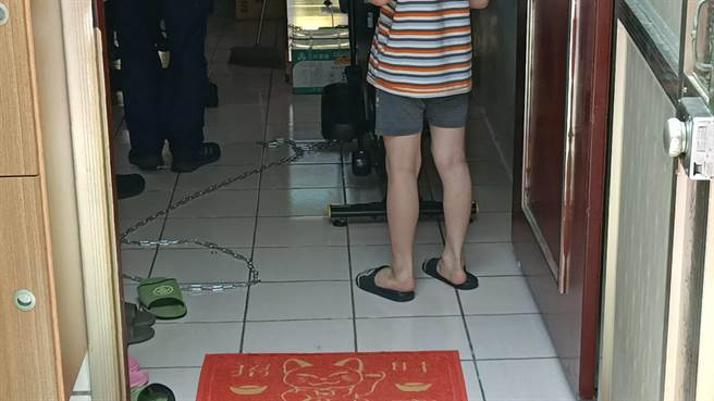 頭份1名8歲男童遭生父以鐵鍊綑綁在客廳向母親求救。（讀者提供／謝明俊苗栗傳真）