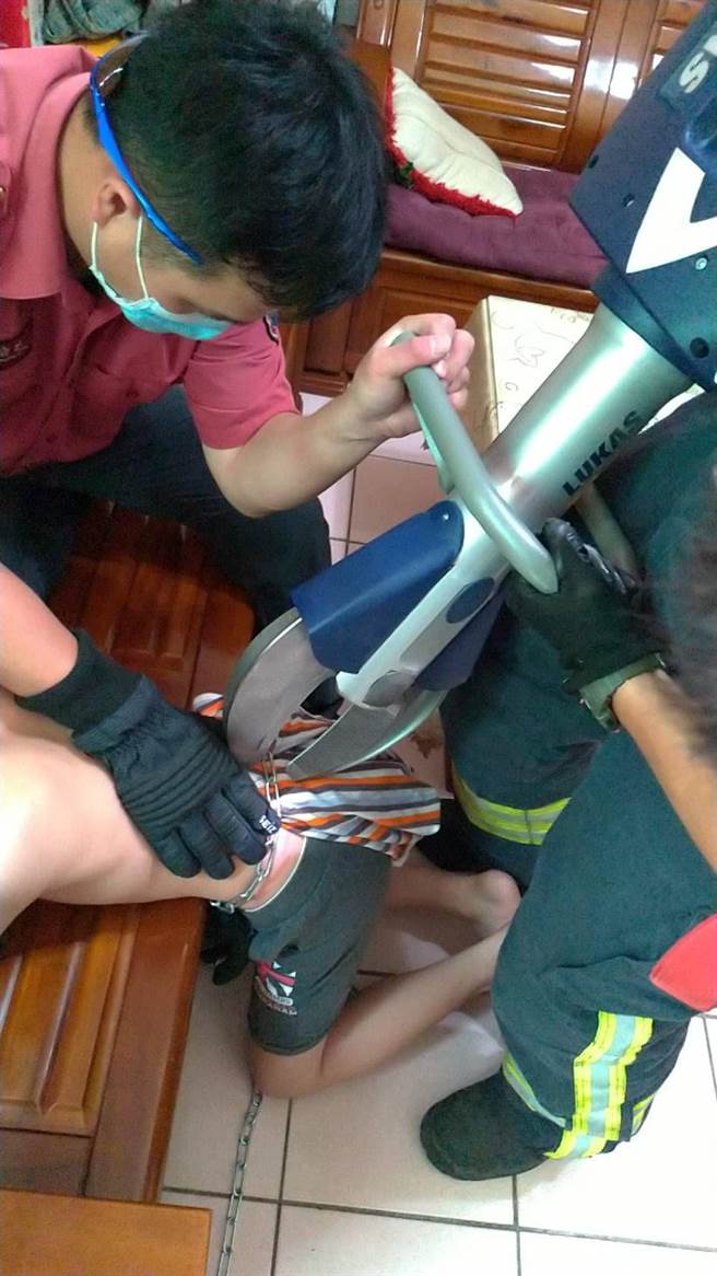 頭份消防分隊人員趕到以大型油壓剪剪斷鐵鍊後讓孩子脫困。（讀者提供／謝明俊苗栗傳真）
