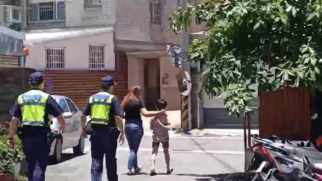 轄區頭份警分局員警已將母子帶回派出所調查。（讀者提供／謝明俊苗栗傳真）