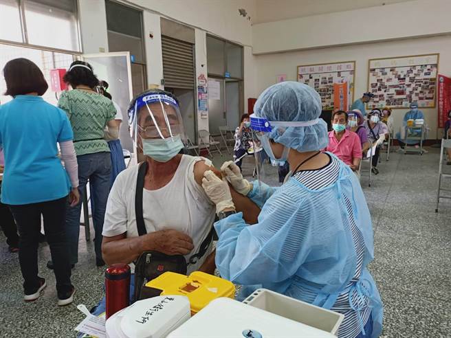 台南市政府在东山区东原里活动中心设置疫苗施打站，5日启动施打。（张毓翎摄）