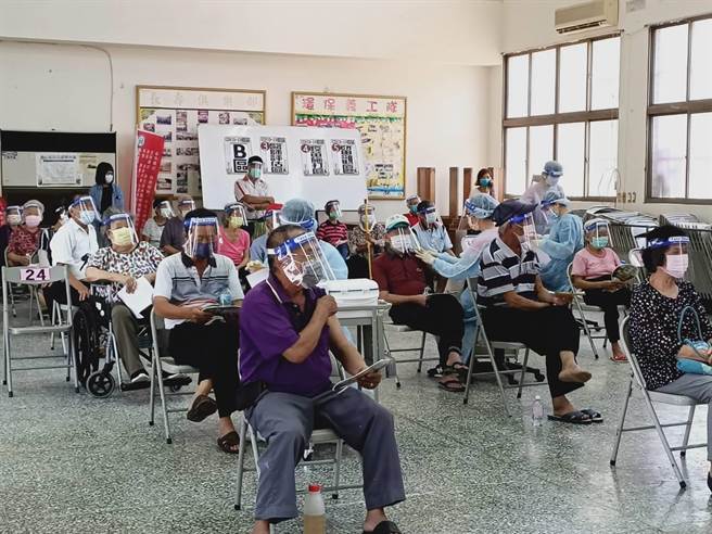 台南市政府在东山区东原里活动中心设置疫苗施打站，5日启动施打。（张毓翎摄）