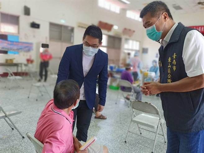 东山区长吕煌男（右）、市议员李宗翰（左）上午前往东原里活动中心关心施打情形。（张毓翎摄）