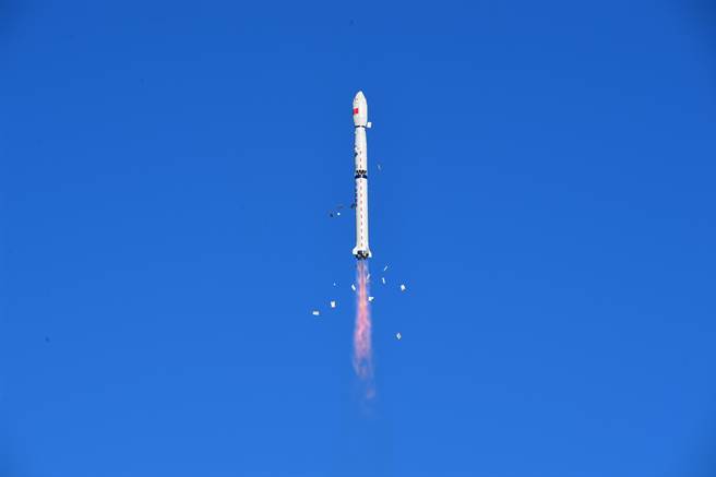 今天（5日）上午7时28分，位于内蒙古的酒泉卫星发射中心，利用长征四号丙运载火箭成功发射风云三号E卫星升空送入预定轨道。（中新社）