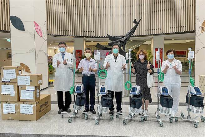 民間企業捐贈5台HFNC和一批耗材，中醫大新竹附設醫院院長陳自諒（中）感謝企業力挺，一同善盡社會責任，守護鄉親健康。（羅浚濱攝）