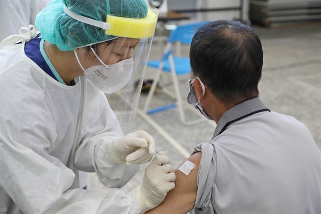 嘉義縣新一批疫苗從明天6日至10日開打，這波開放71歲以上民眾優先接種，不過疫苗有限，以到各鄉鎮市衛生所及合約診所接種為主。（嘉義縣政府提供∕呂妍庭嘉義傳真）