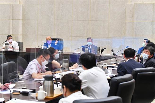 行政院長蘇貞昌5日上午召開擴大防疫會議，就目前疫情發展及7月12日後是否適度放鬆對各行業管制進行討論。（行政院提供）