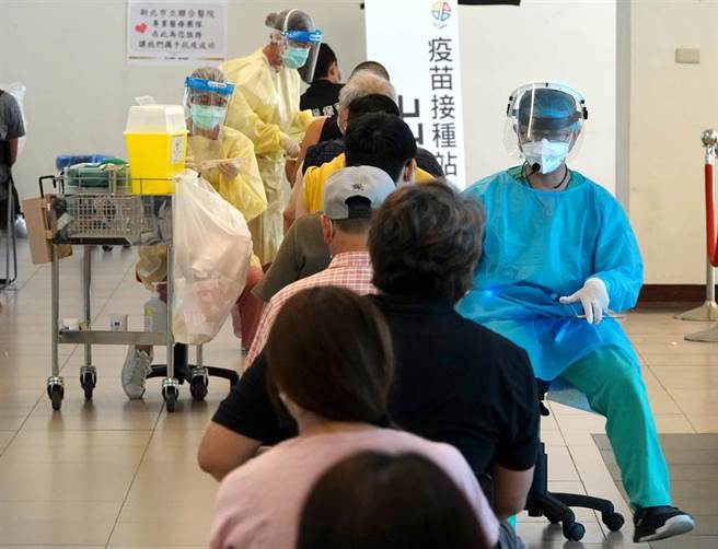 新北市列管的168處市場、夜市與傳統市場攤商，5日起分梯次接種新冠肺炎疫苗，醫護人員採「宇美町式」問診、施打疫苗。（黃世麒攝）