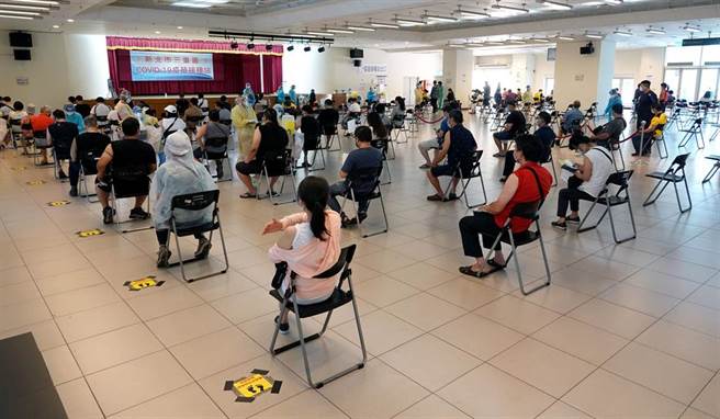 三重綜合體育館疫苗接種站5日有不少人前來施打疫苗。（黃世麒攝）
