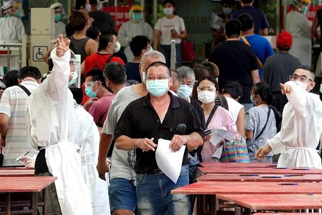 新北果菜市场相关工作人员及摊商5日一早赴筛检站，须持阴性证明才能在7日上工。（黄世麒摄）
