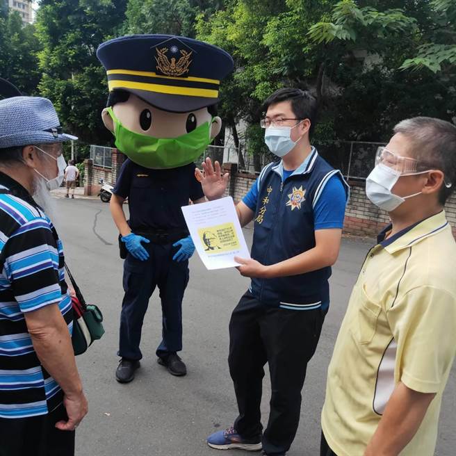 新北市中和警分局藉由高龄长者等候施打疫苗的期间，以警察娃娃戴口罩，发放诈欺相关文宣的方式，向高龄长者逐一宣导防诈观念，期许能阻止诈骗行为。（中和警分局提供）