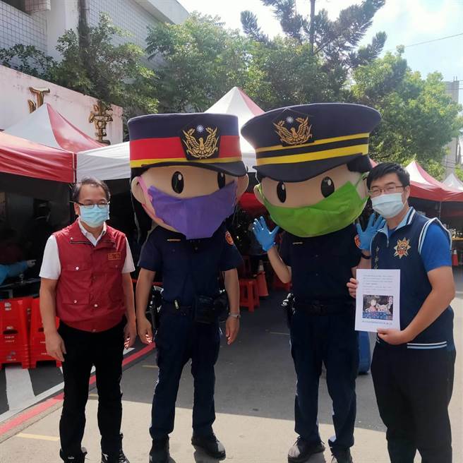 新北市中和警分局藉由高龄长者等候施打疫苗的期间，以警察娃娃戴口罩，发放诈欺相关文宣的方式，向高龄长者逐一宣导防诈观念，期许能阻止诈骗行为。（中和警分局提供）