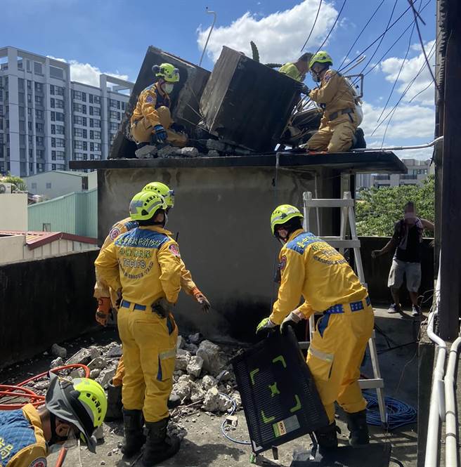 李姓男子，拆除水泥水塔時，水塔崩塌，李男左腳踝遭壓住，中市特搜大隊國光分隊人員，使用油壓、氣動器材等協助脫困。（民眾提供／黃國峰台中傳真）