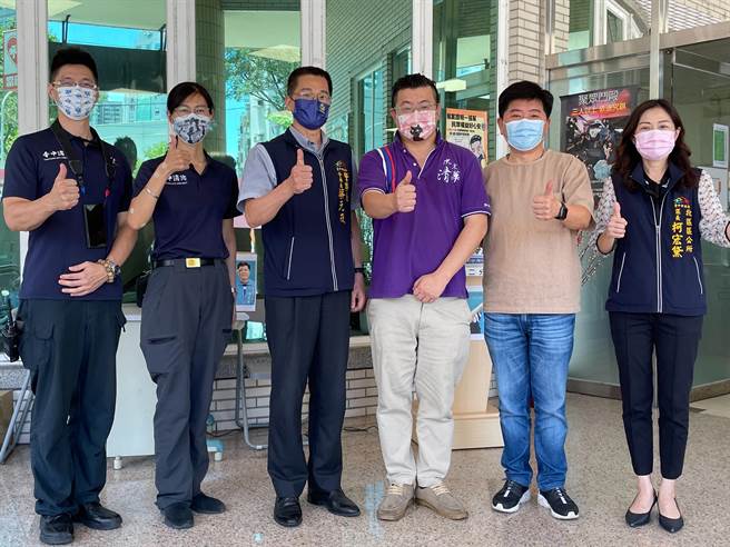 国民党台中市议员陈政显（右2），5日号召民间团体捐赠防疫物资。（台中市警第二分局提供／张妍溱台中传真）