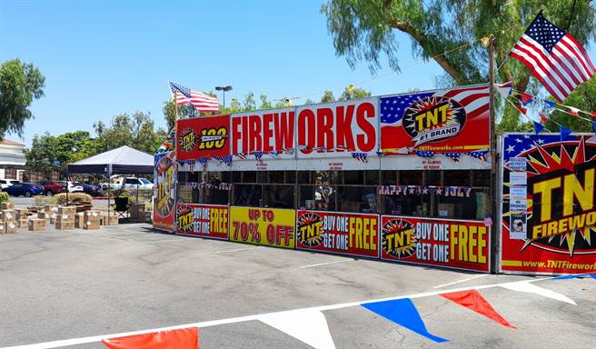 美國各地賣國慶煙火的攤位，今年迎來許多訂單，裝好的包裹放在外面，等候顧客取貨。(圖/愛傳媒提供、記者孟淑華攝)