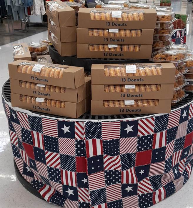 賣場也佈置成許多「紅、白、藍」的裝置，就連餅乾也搞「紅、白、藍」三色慶祝國慶。(記者孟淑華攝)