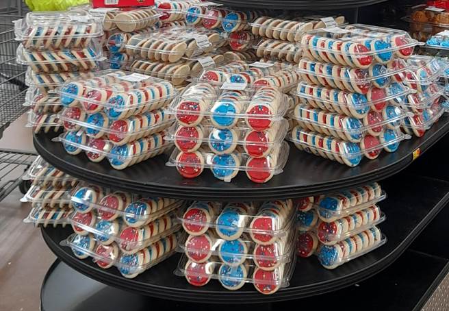 賣場也佈置成許多「紅、白、藍」的裝置，就連餅乾也搞「紅、白、藍」三色慶祝國慶。(記者孟淑華攝)